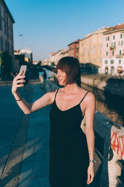 Jonge Mooie Gember Hoofd Vrouw Outdoor Met Behulp Van Smartphone — Stockfoto