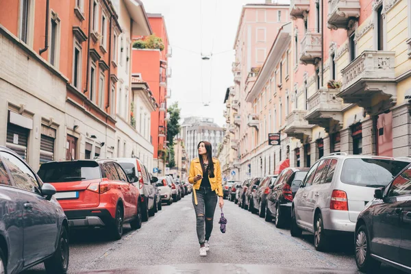 Νεαρή Γυναίκα Περπάτημα Εξωτερική Εκμετάλλευση Smartphone Ταξιδιώτη Βρείτε Δρόμο Έννοια — Φωτογραφία Αρχείου