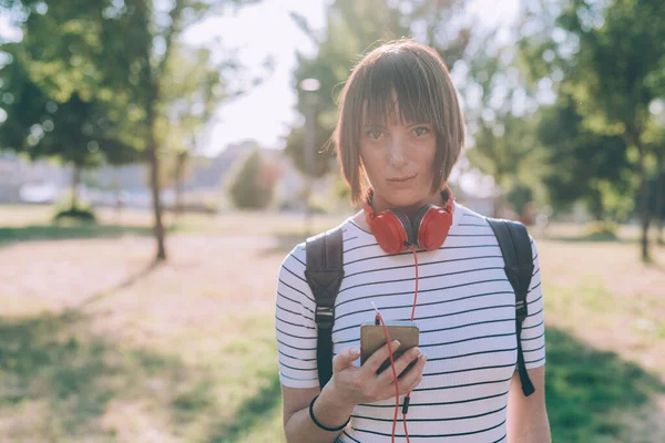 Portret Młodego Rudzielca Trzymającego Aparat Fotograficzny Smartfonem Pogodny Technologia Bezmyślna — Zdjęcie stockowe