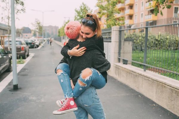 Δύο Νεαρά Κορίτσια Καυκάσια Εξωτερική Αγκαλιά Οικειότητα Φιλία Σύνδεση Έννοια — Φωτογραφία Αρχείου