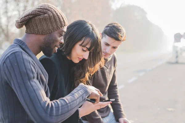 Trois Jeunes Amis Multiethniques Plein Air Aide Smartphone Streaming Technologie — Photo