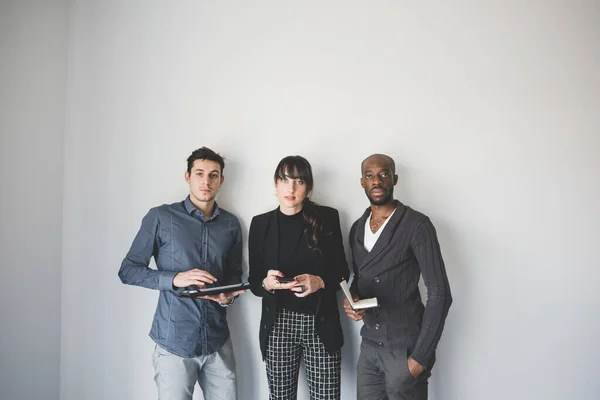 Tres Jóvenes Empresarios Multiétnicos Posando Mirando Cámara Trabajo Equipo Éxito — Foto de Stock
