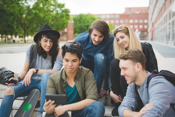 Grupp Fem Multietniska Vänner Utomhus Tittar Smartphone Streaming Selfie Samhörighet — Stockfoto