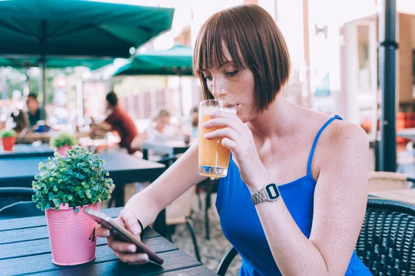 Young Beautiful Caucasian Ginger Head Woman Drinking Healthy Smoothie Detox — Stock Photo, Image