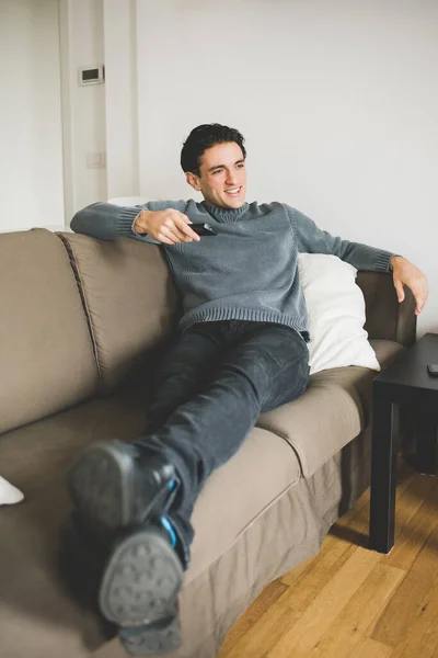 Junger Gutaussehender Mann Hause Auf Der Couch Vor Dem Fernseher — Stockfoto