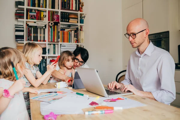 Domovská Výchova Rodičů Interiéru Třemi Dětmi Mentoring Výuka Koncepce Vzdělávání — Stock fotografie