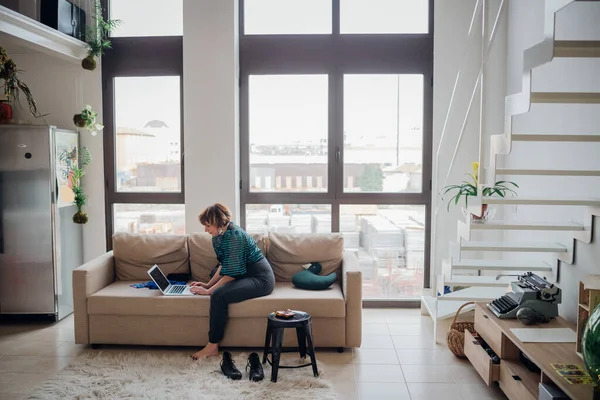 Volwassen Vrouw Indoor Thuis Slim Werken Met Behulp Van Computer — Stockfoto