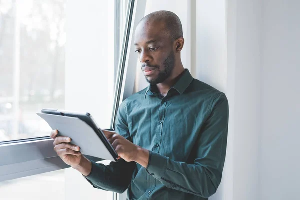 Joven Hombre Negro Hermoso Interior Usando Tableta Negocio Trabajo Inteligente —  Fotos de Stock