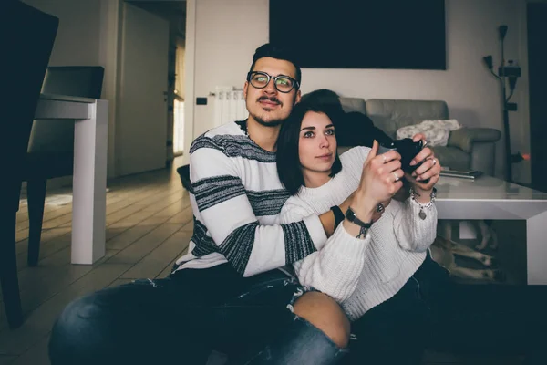 Young Beautiful Couple Indoor Home Playing Video Game Entertainment Leisure — Stock Photo, Image