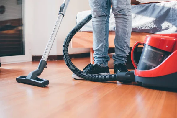 Pessoas Não Identificáveis Dentro Casa Usando Aspirador Trabalhos Domésticos Limpeza — Fotografia de Stock