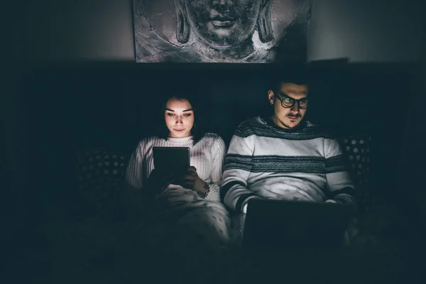 Paar Ligbedden Slaaptijd Met Behulp Van Technologische Apparaten Phubbing Negeren — Stockfoto