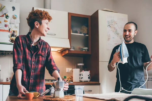 Frau Und Mann Hause Bei Der Hausarbeit Geschlechterstereotype Hauswirtschaft Glückskonzept — Stockfoto