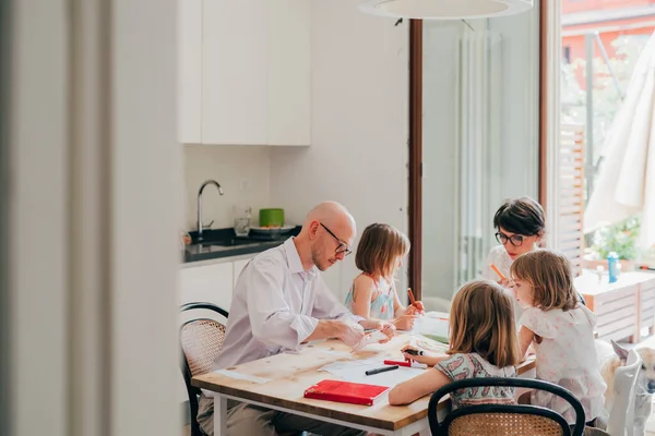 家に座っているテーブル図面で美しい白人の家族 家庭教育 創造性の概念 — ストック写真