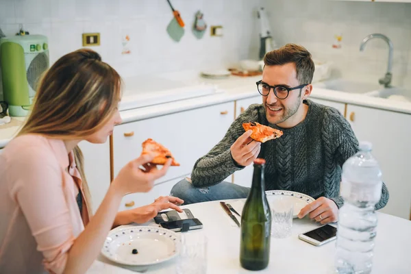 Młoda Piękna Para Kaukaska Miłości Jedząc Pizzę Razem Śmieciowe Jedzenie — Zdjęcie stockowe