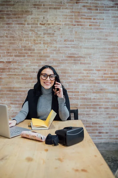 会話をしながら自宅で働く幸せな白人の若い女性を笑顔 ビジネス スマートワーキングコンセプト — ストック写真