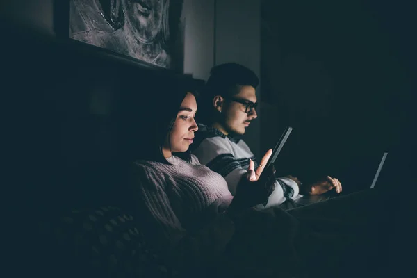 Jong Stel Huis Bedtijd Met Smartphone Tablet Negeren Vervelen Verslaafd — Stockfoto