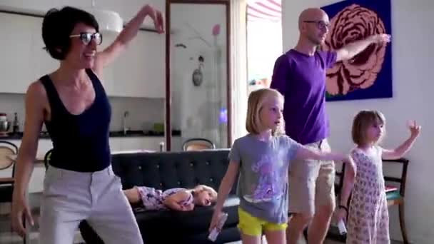 家中有3个女儿的家庭一起玩电子游戏 一起跳舞 质量好 花时间 快乐的概念 — 图库视频影像