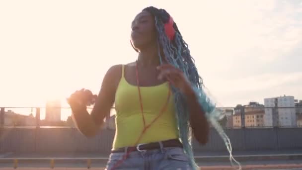 Νεαρή Όμορφη Μαύρη Γυναίκα Χορεύει Slomotion Εξωτερικούς Χώρους Ηλιοβασίλεμα Της — Αρχείο Βίντεο