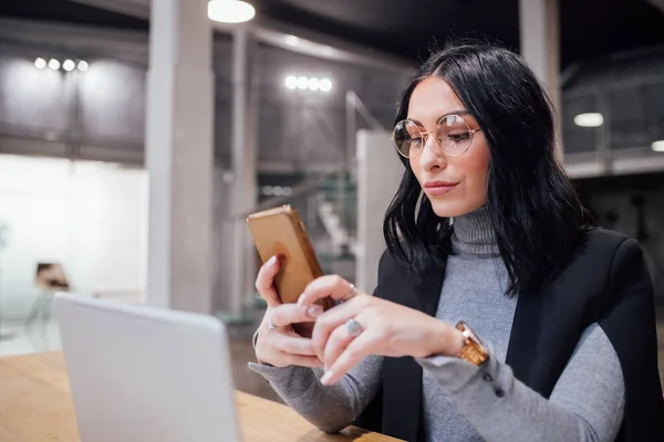 Joven Hermosa Mujer Caucásica Negocios Interiores Con Teléfono Inteligente Sonriendo — Foto de Stock