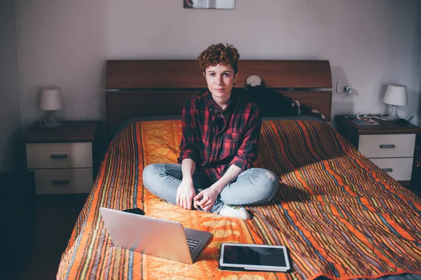 Gingerhead Young Woman Sitting Crossed Legs Bed Indoors Home Computer — Stock Photo, Image