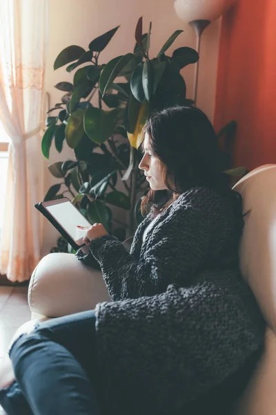 Giovane Bella Donna Pasqua Medio Sdraiato Divano Casa Utilizzando Tablet — Foto Stock