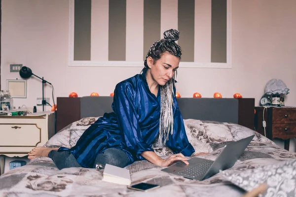 Mujer Adulta Ropa Dormir Lyning Cama Usando Computadora Smartworking Screentime —  Fotos de Stock