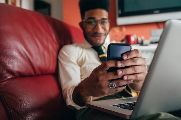 Jovem Homem Bonito Preto Dentro Casa Deitado Sofá Usando Computador — Fotografia de Stock