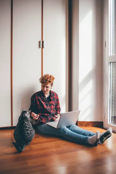 Jonge Mooie Vrouw Zittende Vloer Binnen Thuis Met Behulp Van — Stockfoto