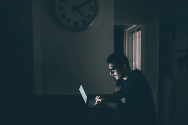 Joven Casa Trabajando Hasta Tarde Noche Utilizando Computadora Exceso Trabajo — Foto de Stock