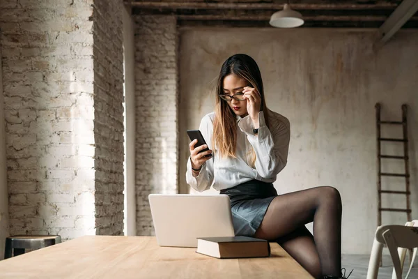 Joven Mujer Negocios Asiática Professiona Sentada Mesa Interior Casa Utilizando —  Fotos de Stock