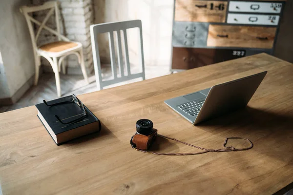 コンピュータ カメラ付きの木製テーブル ブログ インフルエンサー ワークスペースのコンセプト — ストック写真