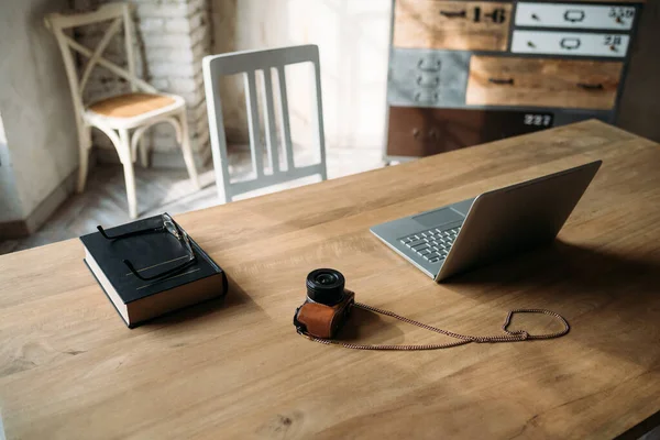 Lugar Trabajo Mesa Madera Con Libros Computadora Gafas Cámara Blogging — Foto de Stock