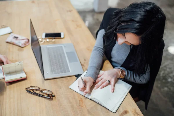 Jonge Mooie Kaukasische Vrouw Indoor Met Behulp Van Computer Schrijven — Stockfoto