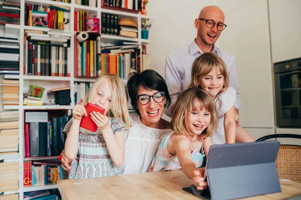 Familia Con Tres Niños Casa Con Tablet Smartphone Videocall Control — Foto de Stock