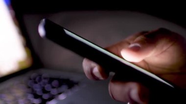 Akıllı telefon ödemesi, teknoloji ve 5G bağlantı konseptini kullanarak evin içini kapatın.