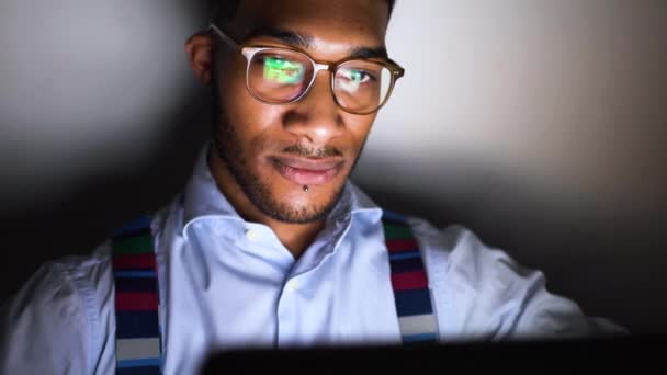 Jovem Homem Negro Bonito Casa Noite Usando Computador Workaholic Trabalho — Vídeo de Stock