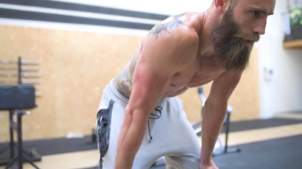 Junger Gutaussehender Sportlicher Mann Fitnessstudio Erschöpft Anstrengung Kraftkonzept — Stockvideo