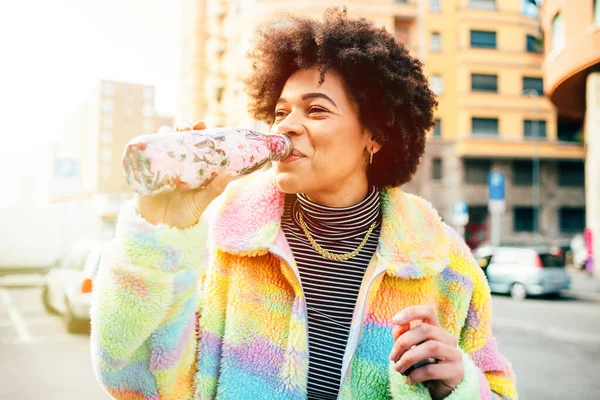 Ung Vacker Multietnisk Kvinna Utomhus Dricka Från Återanvändbar Flaska Ekologisk — Stockfoto