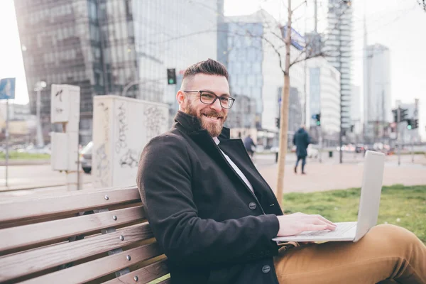 Young Handsome Caucasian Smart Man Outdoors Sitting Bench Using Computer — Stock Photo, Image