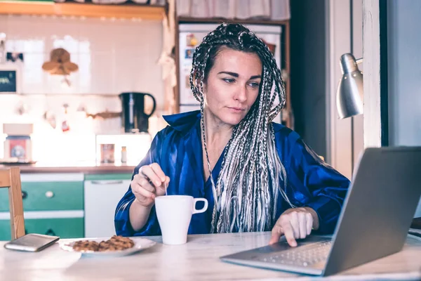 Adult Woman Indoor Home Kitchen Having Breakfast Using Computer Searching — Stock Photo, Image