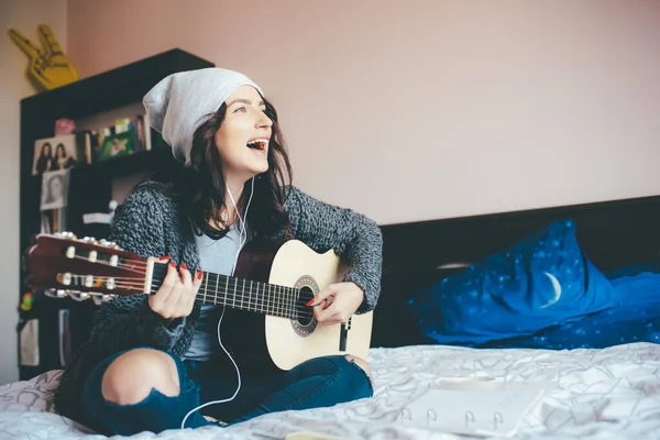 Young Beautiful Middle Eastern Woman Sitting Bedroom Indoors Home Aspiring — Stock Photo, Image