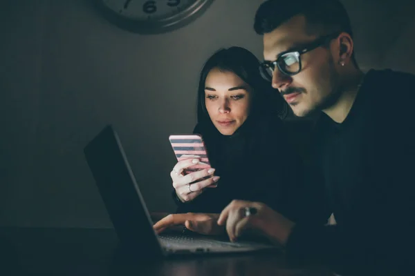 Pasangan Muda Caucasian Indoor Rumah Menggunakan Komputer Dan Smartphone Malam — Stok Foto