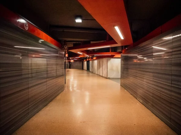 Utsikt Över Den Tomma Tunnelbanestationen Undergrounf Milano Italien Grund Utbrott — Stockfoto