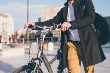 Motosiklet kullanan tanınmayan profesyonel beyaz adam. Ekolojik, ulaşım, aktif konsept.