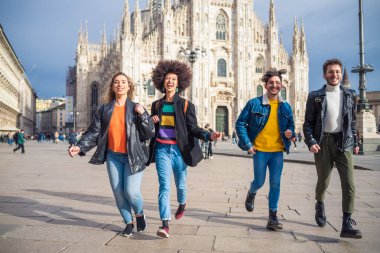 Milano 'daki Duomo Meydanı' nda koşuşturan dört kişilik bir grup arkadaş gülüşü, özgürlüğü, mutluluk konseptini kutluyorlar.