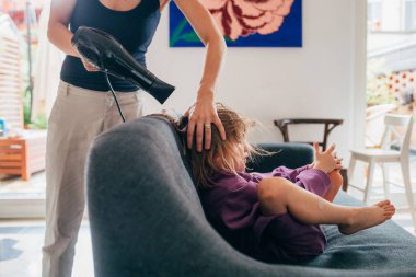 Yetişkin kadın anne evde saç kurutuyor kadın çocuklar - sevgi, ilgi, ebeveynlik konsepti