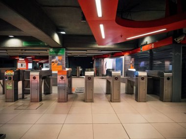 Milano 'daki boş metro istasyonu Coronavirus tecridi nedeniyle