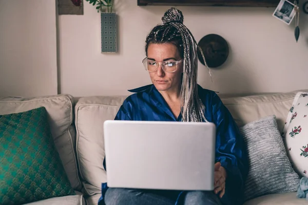 Adult Woman Sitting Couch Indoor Home Using Computer Remote Working — Stock Photo, Image