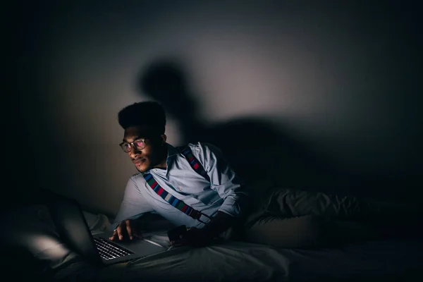 Νεαρός Όμορφος Άντρας Ξύπνιος Νύχτα Ξαπλωμένος Στο Κρεβάτι Χρησιμοποιώντας Υπολογιστή — Φωτογραφία Αρχείου