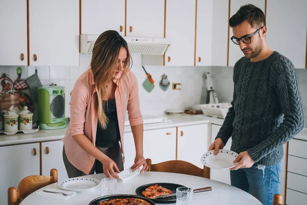 Pasangan Hamil Dalam Rumah Menyiapkan Meja Untuk Makan Siang Orang — Stok Foto